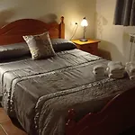 La Del Horno Hotel *